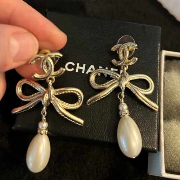 2022 Faux Pearl Chanel Gold Ribbon Bow CC Dangle Drop Strass Earrings - Picture 1 of 8